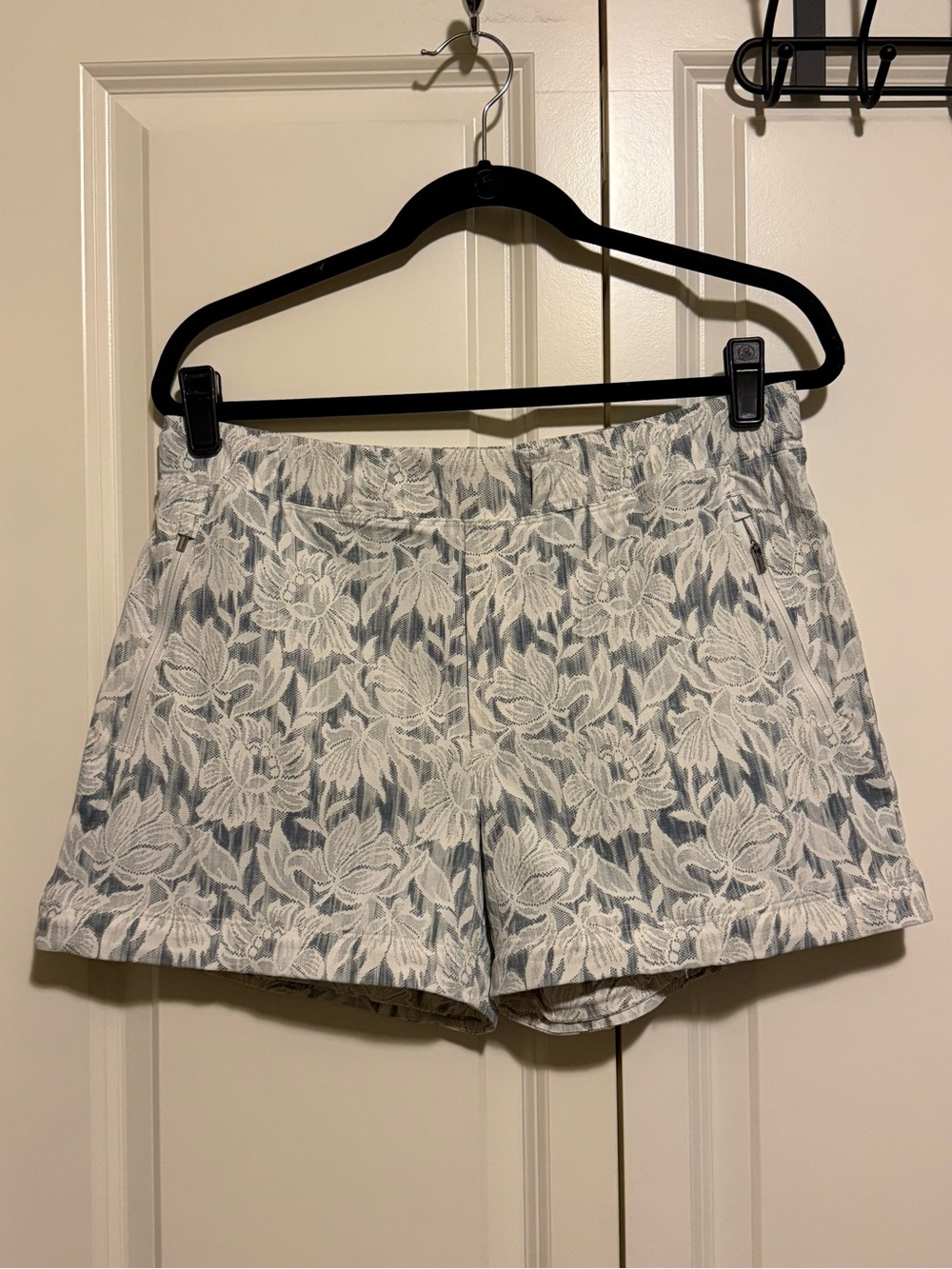 Athleta Floral Convertible Cargo Capri Pants/Shorts- Light Blue & White - Picture 2 of 4